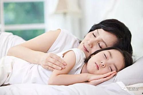 老公睡觉天天摸咪咪,揭秘男人睡眠中的私密动作