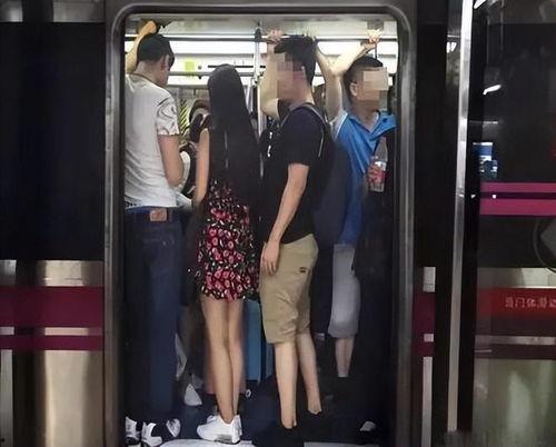 地铁拥挤顶臀视频