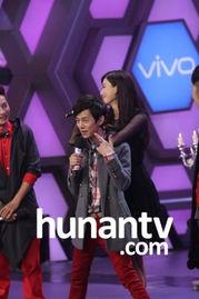 何炅摸丝袜美腿视频,这波操作太意外了！